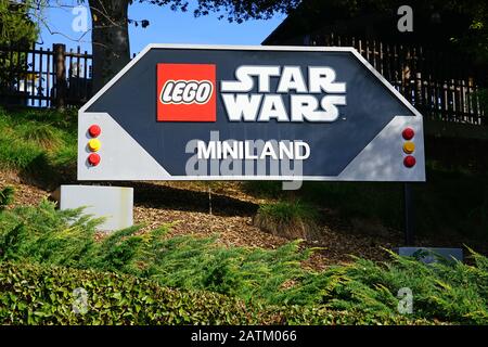 Carlsbad, CA -4. JANUAR 2020 - Blick auf das Star Wars Miniland, mit Szenen aus Star Wars-Filmen, die mit bunten LEGO-Steinen in Legoland California, an, nachgebaut wurden Stockfoto