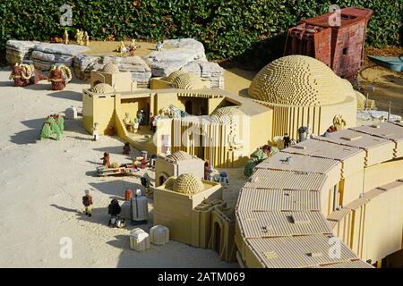 Carlsbad, CA -4. JANUAR 2020 - Blick auf das Star Wars Miniland, mit Szenen aus Star Wars-Filmen, die mit bunten LEGO-Steinen in Legoland California, an, nachgebaut wurden Stockfoto