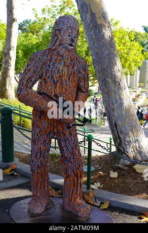 Carlsbad, CA -4. JANUAR 2020 - Blick auf das Star Wars Miniland, mit Szenen aus Star Wars-Filmen, die mit bunten LEGO-Steinen in Legoland California, an, nachgebaut wurden Stockfoto