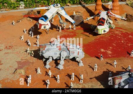 Carlsbad, CA -4. JANUAR 2020 - Blick auf das Star Wars Miniland, mit Szenen aus Star Wars-Filmen, die mit bunten LEGO-Steinen in Legoland California, an, nachgebaut wurden Stockfoto