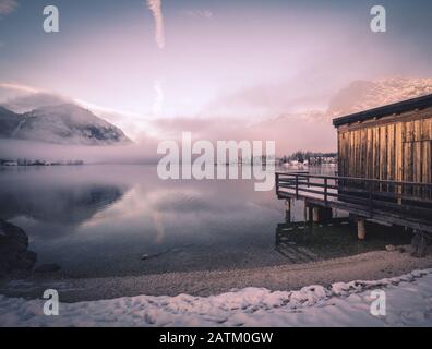 Holzsteg am Bergsee im Winter am Grundlsee in Österreich Stockfoto