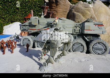 Carlsbad, CA -4. JANUAR 2020 - Blick auf das Star Wars Miniland, mit Szenen aus Star Wars-Filmen, die mit bunten LEGO-Steinen in Legoland California, an, nachgebaut wurden Stockfoto