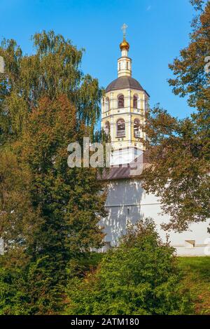 Außenansicht des Klosters St. Paphnutius Borovsky vom Fluss Isterma. Glockenturm im Hintergrund. Kaluga Region. Russland Stockfoto