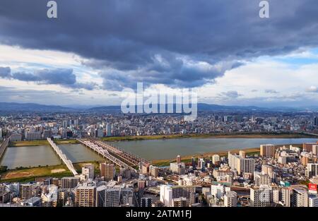 OSAKA, Japan - 15. Oktober 2019: Die Ansicht der Megapolis und Yodo Fluß mit den Yodo Brücke, Juso-o Brücke und der U-Bahn Brücken von Umeda Sky Bauen Stockfoto