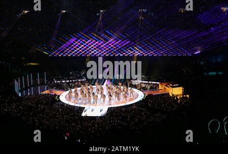 Miami Gardens, Florida, USA. Februar 2020. Shakira tritt während der Halbzeit-Show des Super Bowl LIV im Hard Rock Stadium in Miami Gardens, Florida auf. Mario Houben/CSM/Alamy Live News Stockfoto
