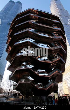 New York, N.Y, USA. Februar 2020. Besucher an der Spitze Des Schiffes, eine klimbare Skulptur, die am Montag das Herzstück in der Entwicklung der Hudson Yards in Manhattan ist. Am Samstag sprang ein 19 Jahre alter Mann, der als Peter De Salvo identifiziert wurde, von der 150 Fuß hohen Struktur auf seine Tiefe. Die Struktur ist ein wichtiges Touristenziel und eine Attraktion in New York City. Credit: Adam Stoltman/Alamy Live News Stockfoto