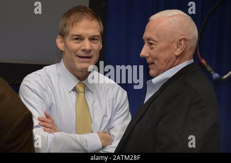 Des Moines, Vereinigte Staaten. Februar 2020. Der Rep. Jim Jordan aus Ohio (L) chats mit dem Rep. Greg Pence aus Indiana und Bruder zu Vizepräsident Mike Pence, bevor eine Keep Iowa Große Pressekonferenz mit Mitgliedern der Trump-Familie in des Moines, Iowa, Montag, 3. Februar 2020 stattfindet. Die Wähler Iowas gehen heute zu ihren ersten Vorwahlen in der Nation, um für ihre demokratische Präsidentschaftswahl 2020 zu argumentieren. Foto von Mike Theiler/UPI. Credit: UPI/Alamy Live News Stockfoto