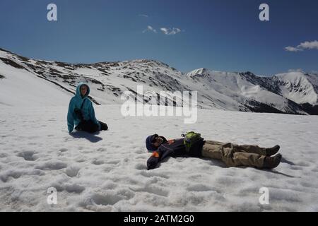 Kinder im Schnee auf dem Mt Sniktau, Colorado Stockfoto