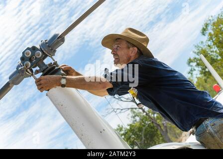 Der Hubschrauber, der den Piloten bei der letzten Kontrolle anführt, bevor er auf dem Weg zum aufbringen von Rindern auf einem Anwesen im Golfland in Queensland ist. Stockfoto