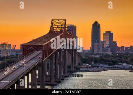 Skyline von Jacksonville bei Sonnenuntergang Stockfoto