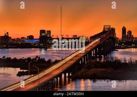 Skyline von Jacksonville bei Sonnenuntergang Stockfoto