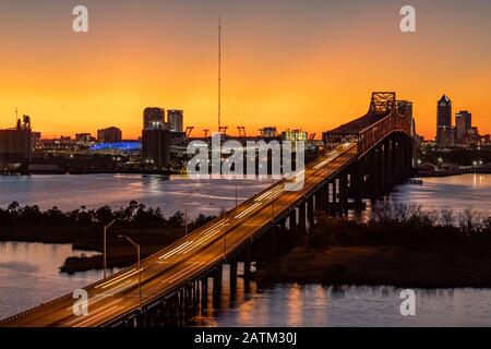 Skyline von Jacksonville bei Sonnenuntergang Stockfoto