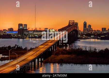 Skyline von Jacksonville bei Sonnenuntergang Stockfoto