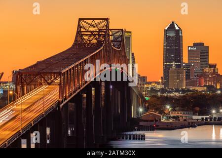 Skyline von Jacksonville bei Sonnenuntergang Stockfoto