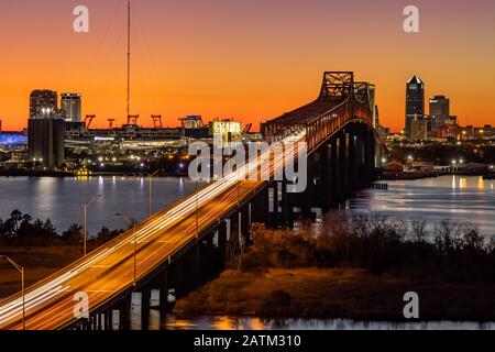 Skyline von Jacksonville bei Sonnenuntergang Stockfoto