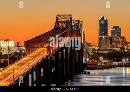 Skyline von Jacksonville bei Sonnenuntergang Stockfoto