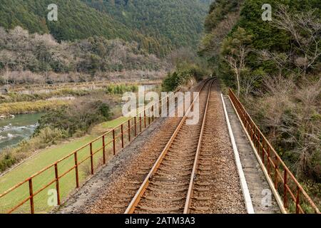 Blick auf die Strecke entlang des Flusses Shimanto von einer Shikoku Eisenbahngesellschaft (JR Shikoku), die auf der Yodo-Linie in der Präfektur Kochi, Japan, fährt. Stockfoto