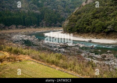 Blick auf den Fluss Shimanto von einem Zug der Shikoku Railway Company (JR Shikoku) auf der Yodo-Linie in der Präfektur Kochi, Japan. Stockfoto