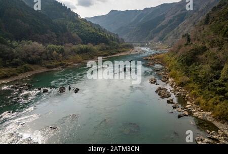 Blick auf den Fluss Shimanto von einem Zug der Shikoku Railway Company (JR Shikoku) auf der Yodo-Linie in der Präfektur Kochi, Japan. Stockfoto