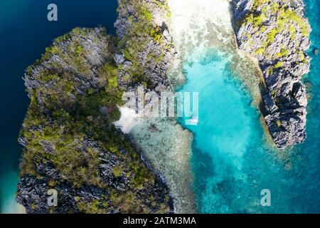 Blick von oben, atemberaubender Blick auf die große Lagune und die Kleine Lagune, zwei schöne Buchten kristallklaren Wassers umgeben von felsigen Klippen. Stockfoto