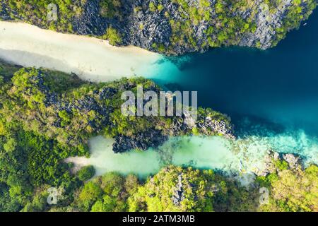Blick von oben, atemberaubender Blick auf die große Lagune und die Kleine Lagune, zwei schöne Buchten kristallklaren Wassers umgeben von felsigen Klippen. Stockfoto