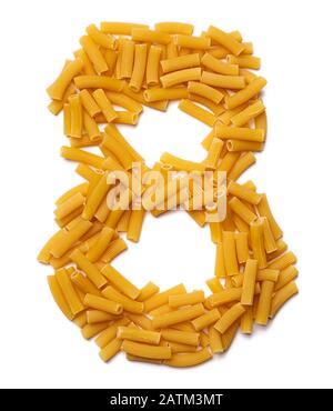 Arabische Zahl '8' aus trockener Pasta auf einem weiß isolierten Hintergrund. Lebensmittelmuster aus Makkaroni-Röhrchen. Helles Alphabet für Geschäfte. Stockfoto