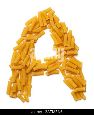Buchstabe A des englischen Alphabets aus trockener Pasta auf einem weiß isolierten Hintergrund. Lebensmittelmuster aus Makkaroni-Röhrchen. Helles Alphabet für Geschäfte. Stockfoto