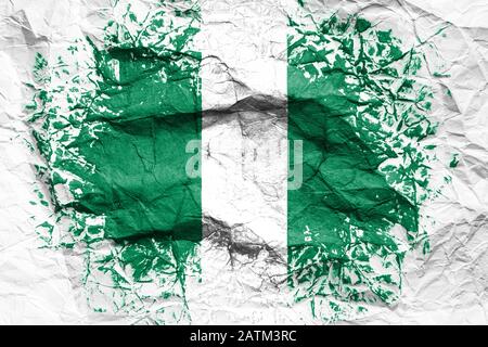 Die Nationalflaggen Nigerias sind auf zerknittertem Papier gemalt. Auf dem Blatt ausgedrucktes Flag. Flaggenbild für die Gestaltung auf Flyern, Werbung. Stockfoto