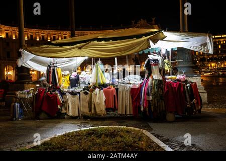 Kleidermarkt auf der Straße, nachts auf der Piazza della Repubblica Rom Italien. Stockfoto