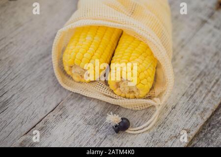 Mais in einer wiederverwendbaren Tasche auf einer stilvollen Holzküche. Null-Abfall-Konzept Stockfoto