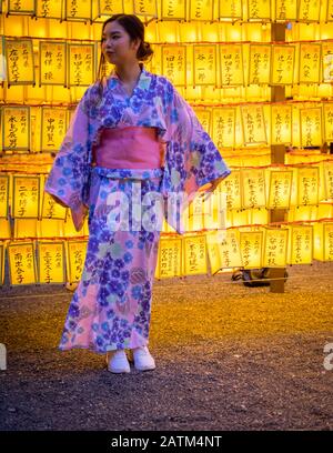 Japanisches Mädchen in einem Yukata Kimono, 2018 Mitama Matsuri (Mitama Festival), ein berühmtes japanisches Obon (Bon) Sommerfestival. Yasukuni-Schrein, Tokio, Japan. Stockfoto