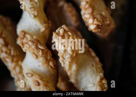 Geringe Schärfentiefe (selektiver Fokus) und Makrobild mit Sesam-Samen-Brotstäben. Stockfoto