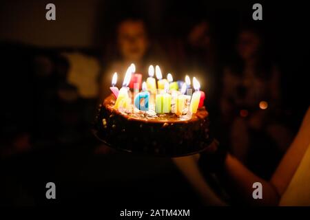 Flaches Schärfentiefe (selektiver Fokus) Bild mit Details eines Geburtstagskuchen für ein Kind mit der Fröhlichen Geburtstagsnachricht aus Kerzen. Stockfoto
