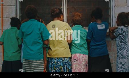 Melsisi, Pentecost Island/Vanuatu - 10. Mai 2019: Einheimische Dorfbewohner Kinder, die vor einem abgelegenen Krankenhaus warten Stockfoto