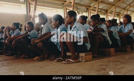 Melsisi, Pentecost Island / Vanuatu - 10. Mai 2019: Junge Dorfkinder in der Schule, die eine Läsion des Lehrers hören Stockfoto