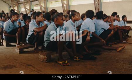 Melsisi, Pentecost Island / Vanuatu - 10. Mai 2019: Junge Dorfkinder in der Schule, die eine Läsion des Lehrers hören Stockfoto