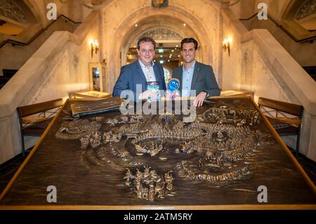 1. Februar 2020, Baden-Württemberg, Rust: Die Juniorchefs Michael (l) und Thomas (r) Mack befinden sich im neuen Hotel Kronasar am Europa-Park. 25 Jahre nach Eröffnung des ersten Hotels hat Deutschlands größter Vergnügungspark die Millionen-Marke bei jährlichen Übernachtungen erreicht. 2019 übernachteten erstmals rund eine Million Menschen in den sechs Hotels des Parks. Thomas Mack und seine Geschwister erhalten 2020 den Branchenpreis "Hotelier des Jahres". Laut dem Deutschen Hotel- und Gaststättenverband (Dehoga) ist sie eine der wichtigsten Auszeichnungen im Hotel in Stockfoto