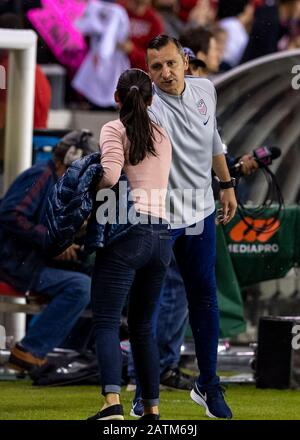 Houston, Texas, USA. Februar 2020. Der olympische Cheftrainer der Vereinigten Staaten Vlatko Andonovski schüttelt nach dem Spiel im BBVA Stadium in Houston, Texas, die Hände mit Costa Rica Frauen-Olympiasiegerin Amelia Valverde. Maria Lysaker/CSM/Alamy Live News Stockfoto