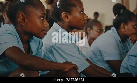 Melsisi, Pentecost Island / Vanuatu - 10. Mai 2019: Junge Dorfkinder in der Schule, die eine Läsion des Lehrers hören Stockfoto