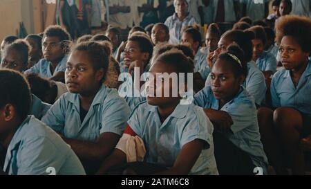 Melsisi, Pentecost Island / Vanuatu - 10. Mai 2019: Junge Dorfkinder in der Schule, die eine Läsion des Lehrers hören Stockfoto