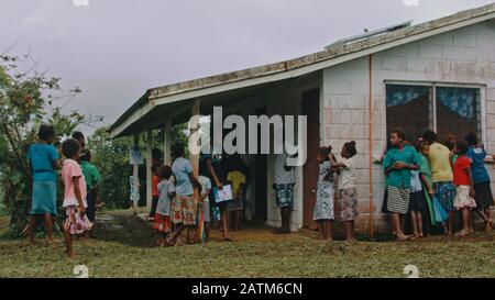 Melsisi, Pentecost Island / Vanuatu - 10. Mai 2019: Lokale Menschen Dorfbewohner warten vor einem abgelegenen isolierten Dorf Krankenhaus Dispensary Gebäude fo Stockfoto