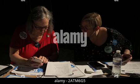 Fairfield, Iowa, USA. Februar 2020. Fairfield Iowa Precinct 4 Caucus Chair Sallee Haerr und Caucus Secretary Christi Welsh überprüfen die Ergebnisse des demokratischen Präsidentschaftskauzes Credit: Sue Dorfman/ZUMA Wire/Alamy Live News Stockfoto