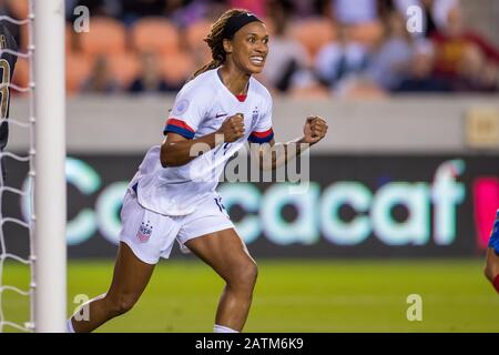 Houston, TX, USA. Februar 2020. Die US-Amerikanerin Jessica McDonald (14) feiert ihr Ziel während der 2. Hälfte eines CONCACAF Olympic Qualifying Soccer Matches zwischen Costa Rica und den Vereinigten Staaten von Amerika im BBVA Stadium in Houston, TX. Die Vereinigten Staaten gewannen das Spiel 6 bis 0.Trask Smith/CSM/Alamy Live News Stockfoto