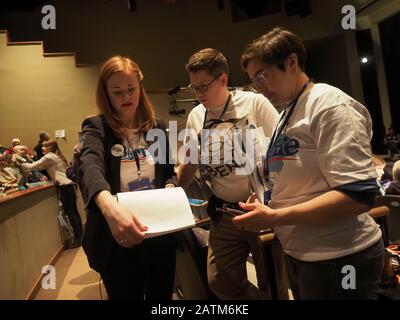 Fairfield, Iowa, USA. Februar 2020. Fairfield Iowa Bewohner Bernie Sanders Anhänger warnen am 3. Februar Credit: Klage Dorfman/ZUMA Wire/Alamy Live News Stockfoto