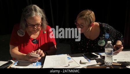 Fairfield, Iowa, USA. Februar 2020. Fairfield Iowa Precinct 4 Caucus Chair Sallee Haerr und Caucus Secretary Christi Welsh überprüfen die Ergebnisse des demokratischen Präsidentschaftskauzes Credit: Sue Dorfman/ZUMA Wire/Alamy Live News Stockfoto