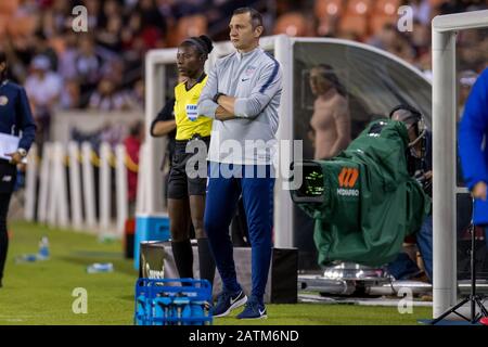 Houston, TX, USA. Februar 2020. US-Cheftrainer Vlatko Andonovski beobachtet während der 2. Hälfte eines CONCACAF Olympic Qualifying Soccer Matches zwischen Costa Rica und den Vereinigten Staaten von Amerika im BBVA Stadium in Houston, TX. Die Vereinigten Staaten gewannen das Spiel 6 bis 0.Trask Smith/CSM/Alamy Live News Stockfoto