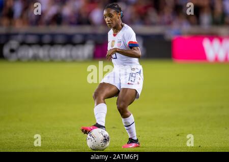 Houston, TX, USA. Februar 2020. Der US-Verteidiger Crystal Dunn (19) kontrolliert den Ball während der ersten Hälfte eines CONCACAF Olympic Qualifying Soccer Matches zwischen Costa Rica und den Vereinigten Staaten von Amerika im BBVA Stadium in Houston, TX. Die Vereinigten Staaten gewannen das Spiel 6 bis 0.Trask Smith/CSM/Alamy Live News Stockfoto