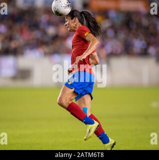 Houston, TX, USA. Februar 2020. Carol SÃ¡nchez (6), die Verteidigerin von Costa Rica, steht in der ersten Hälfte eines CONCACAF Olympic Qualifying Soccer Matches zwischen Costa Rica und den Vereinigten Staaten von Amerika im BBVA Stadium in Houston, TX, auf dem Ball. Die Vereinigten Staaten gewannen das Spiel 6 bis 0.Trask Smith/CSM/Alamy Live News Stockfoto