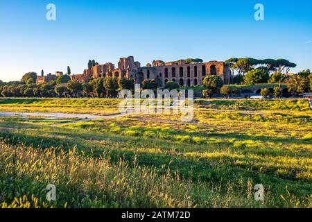 ROM, Italien - 2019/06/16: Panoramablick auf die antike römische Arena Circus Maximus - Circo Massimo - mit dem Palatine Hill im Hintergrund Stockfoto