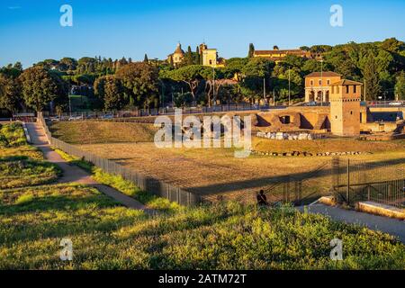 ROM, Italien - 2019/06/16: Archäologische Stätte, Überreste der antiken römischen Arena Circus Maximus - Circo Massimo Stockfoto